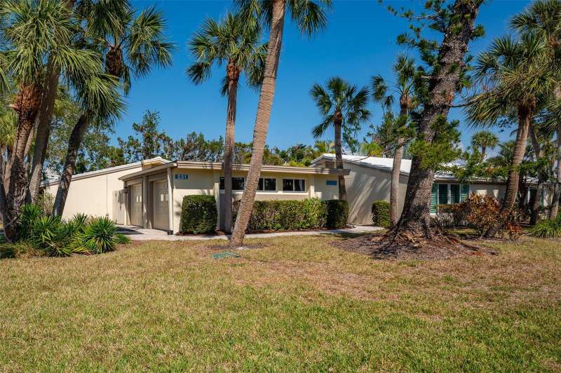 Free standing villa with new concrete tile roof